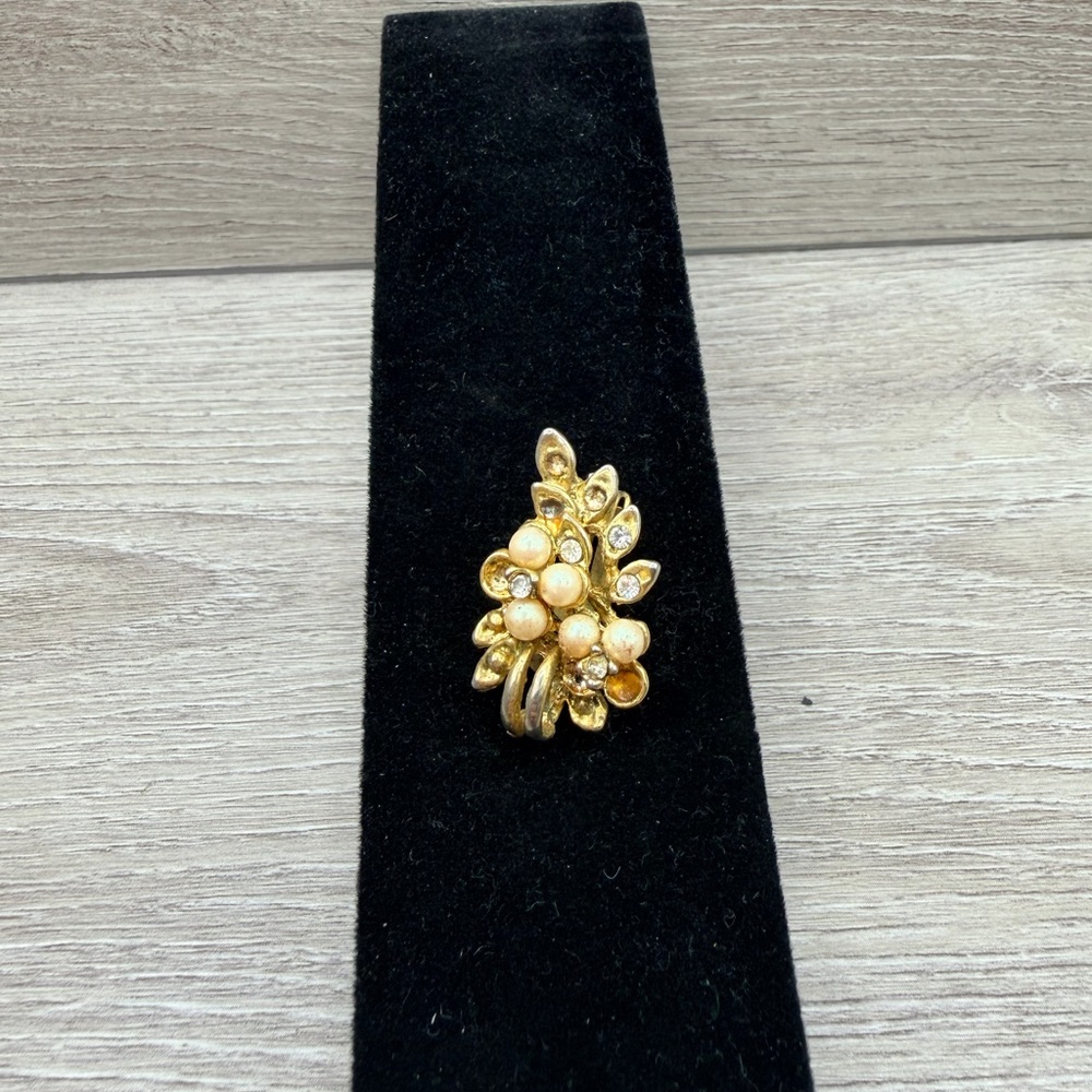 Elegant Gold Tone and Cream Cluster Brooch
